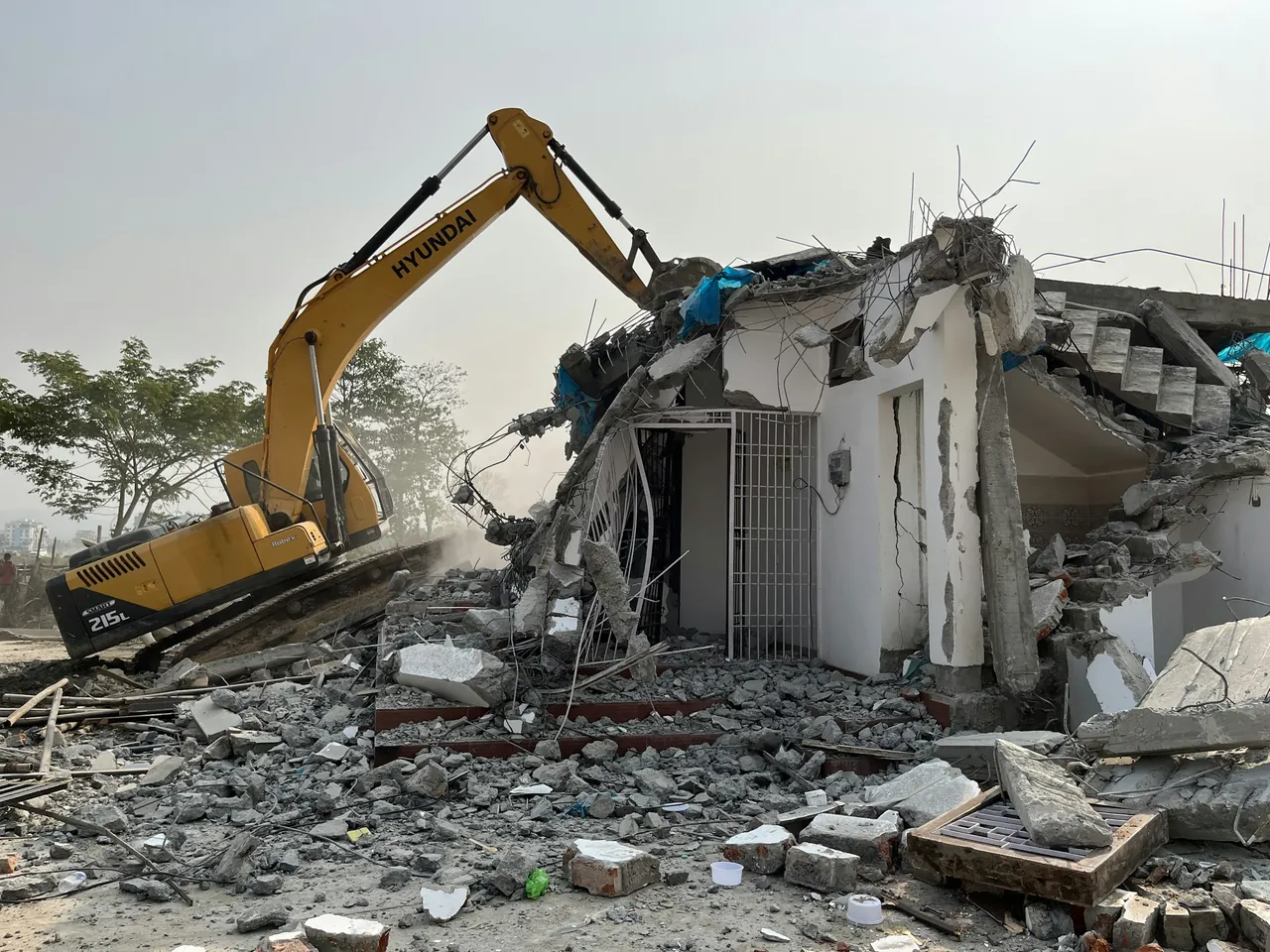 Escavadeira demolindo uma construção