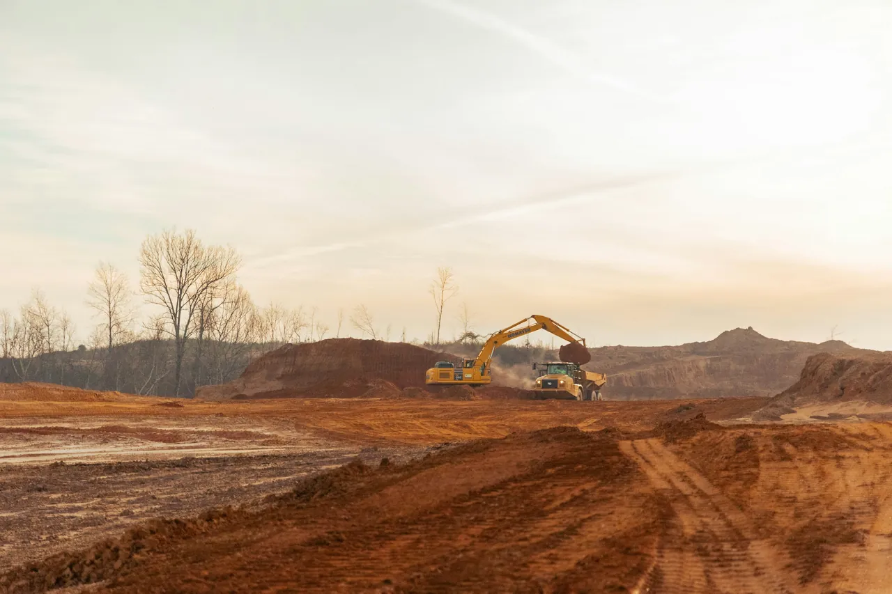 Máquinas em obra de terraplanagem ampla