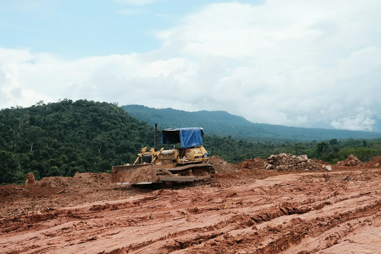 Trator de esteira em terraplanagem de solo vermelho