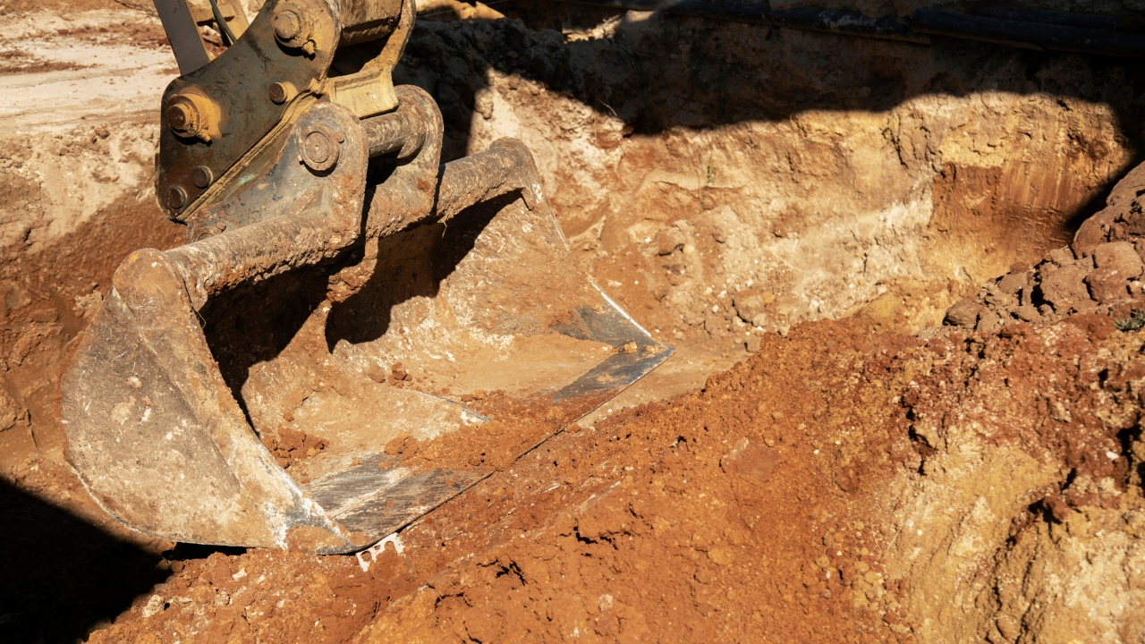 Como o nivelamento do solo ajuda a prevenir inundações em grandes obras